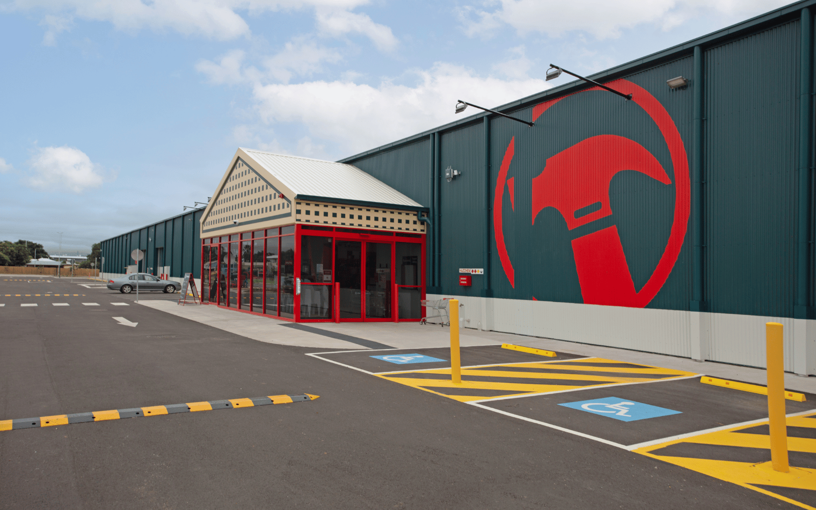 A commercial steel building for Bunnings in Mt. Isa QLD, made from hot dipped galvanised steel, used as a retail and hardware space.