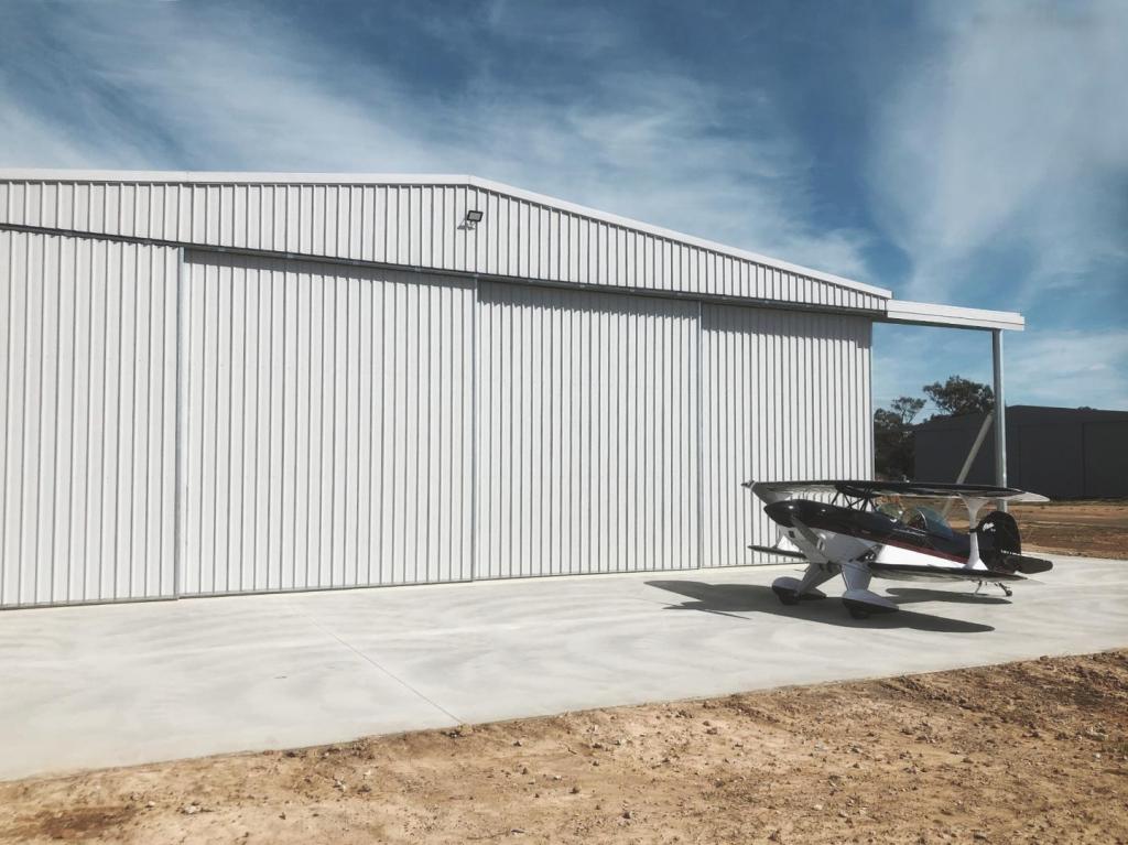 Central Aviation hangar with single outrigger set up 