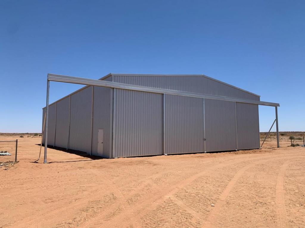 Central Aviation hangar with outriggers 