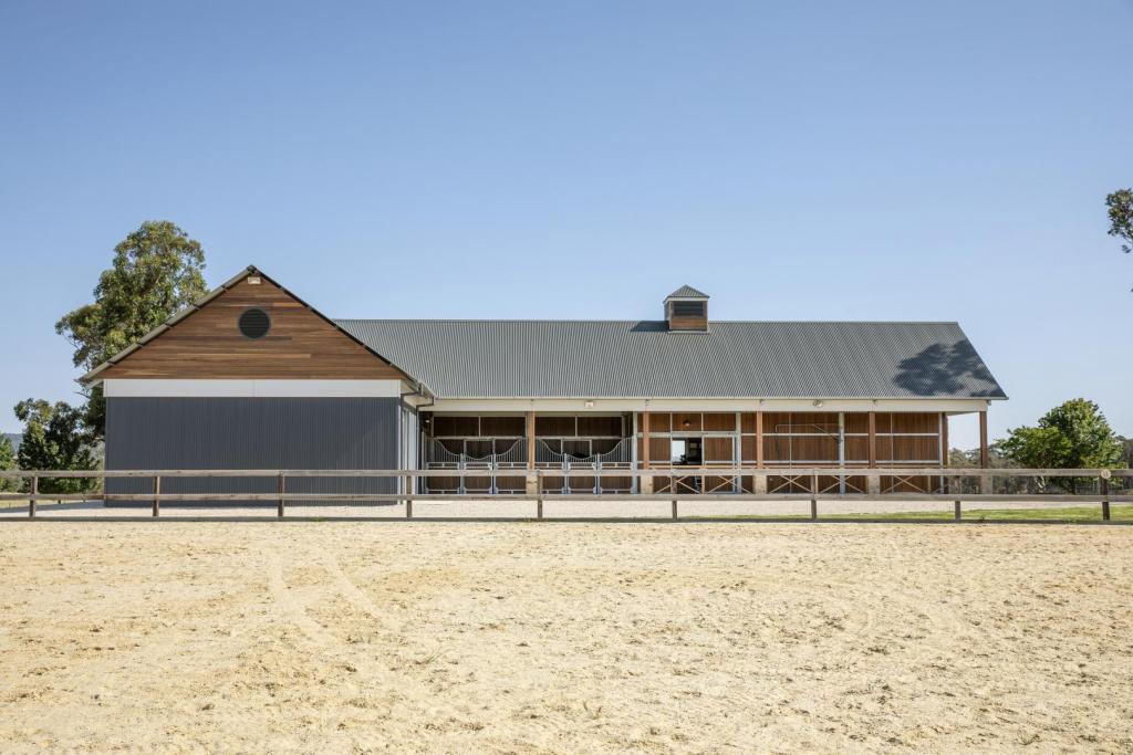 stable complex with outdoor arena