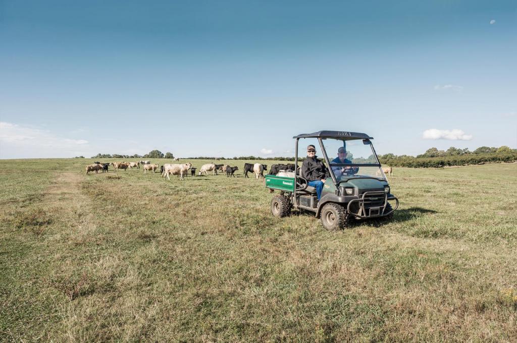 Side by side farm vehicle 