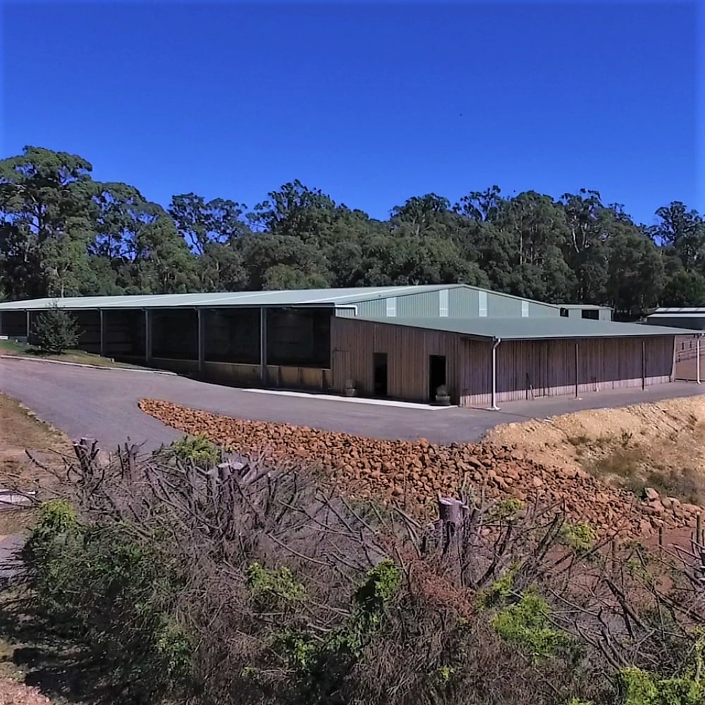 Combined indoor arena and stable complex