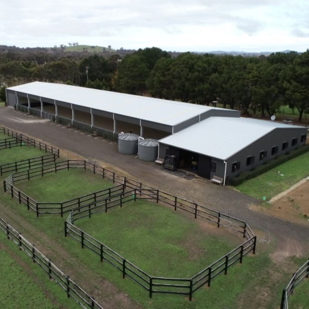 Combined indoor arena and stable complex
