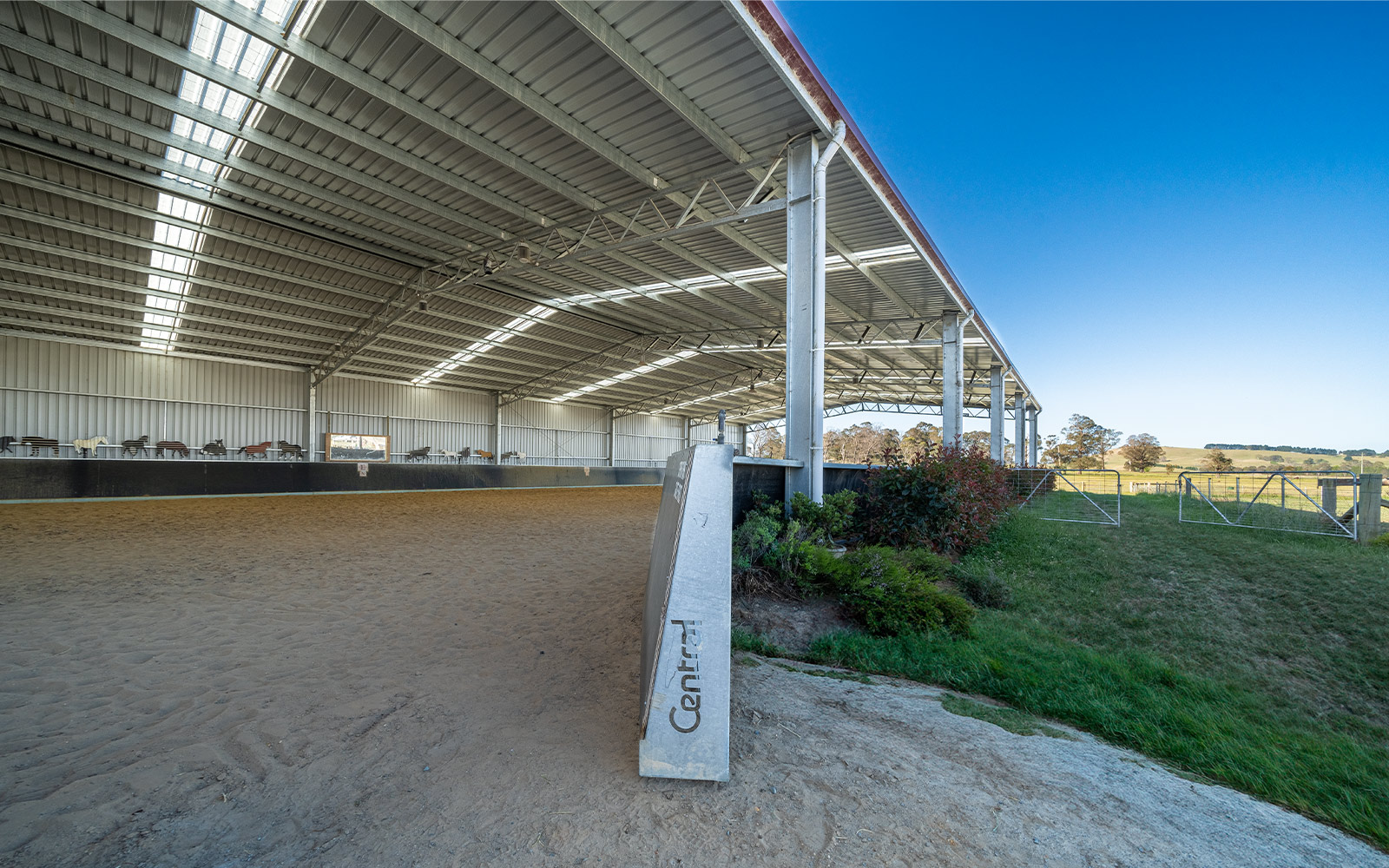 Roof cover horse arena