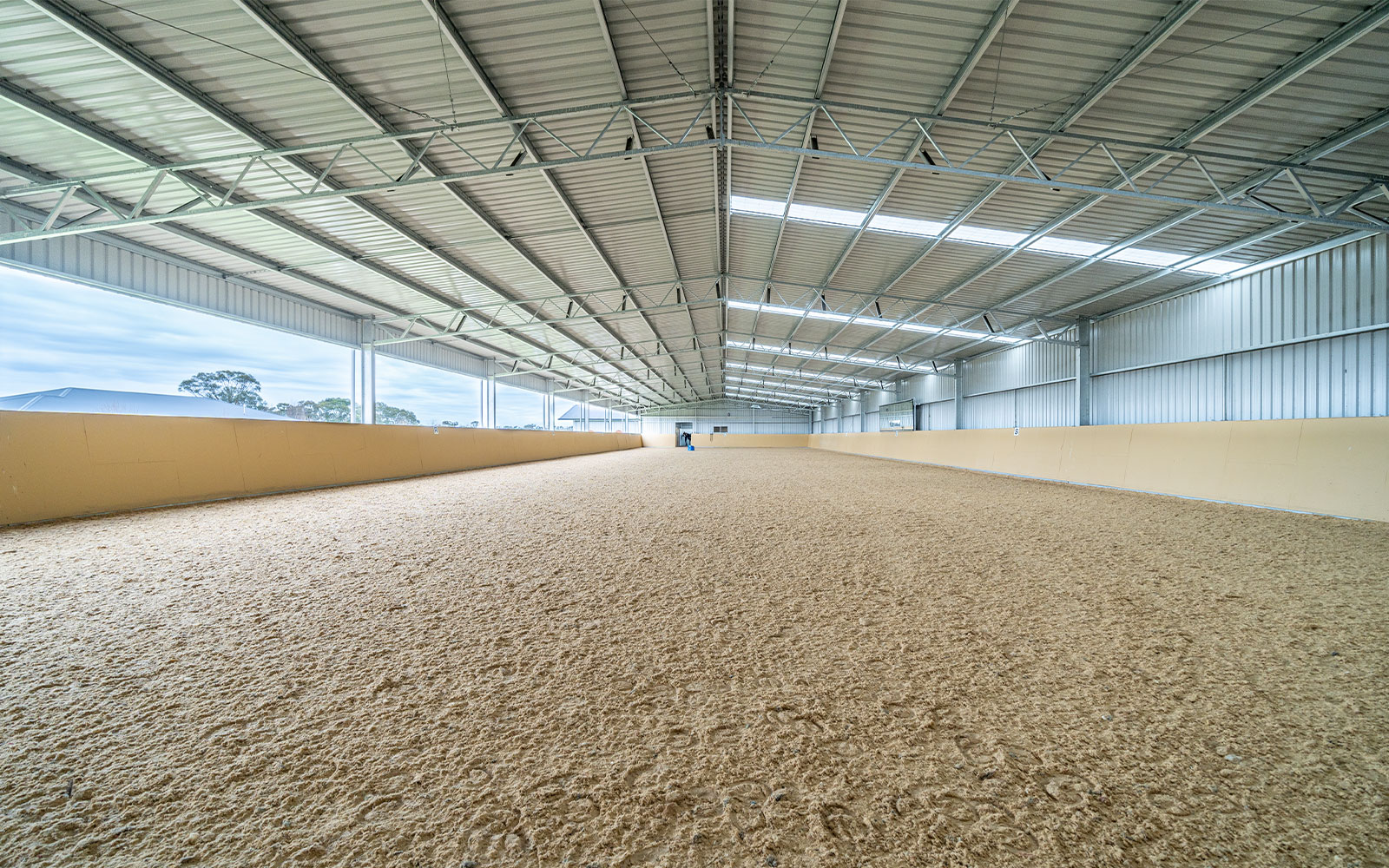 Combined indoor arena and stable complex