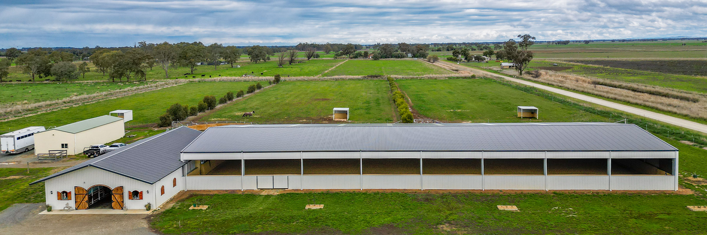 Combined indoor arena and stable complex