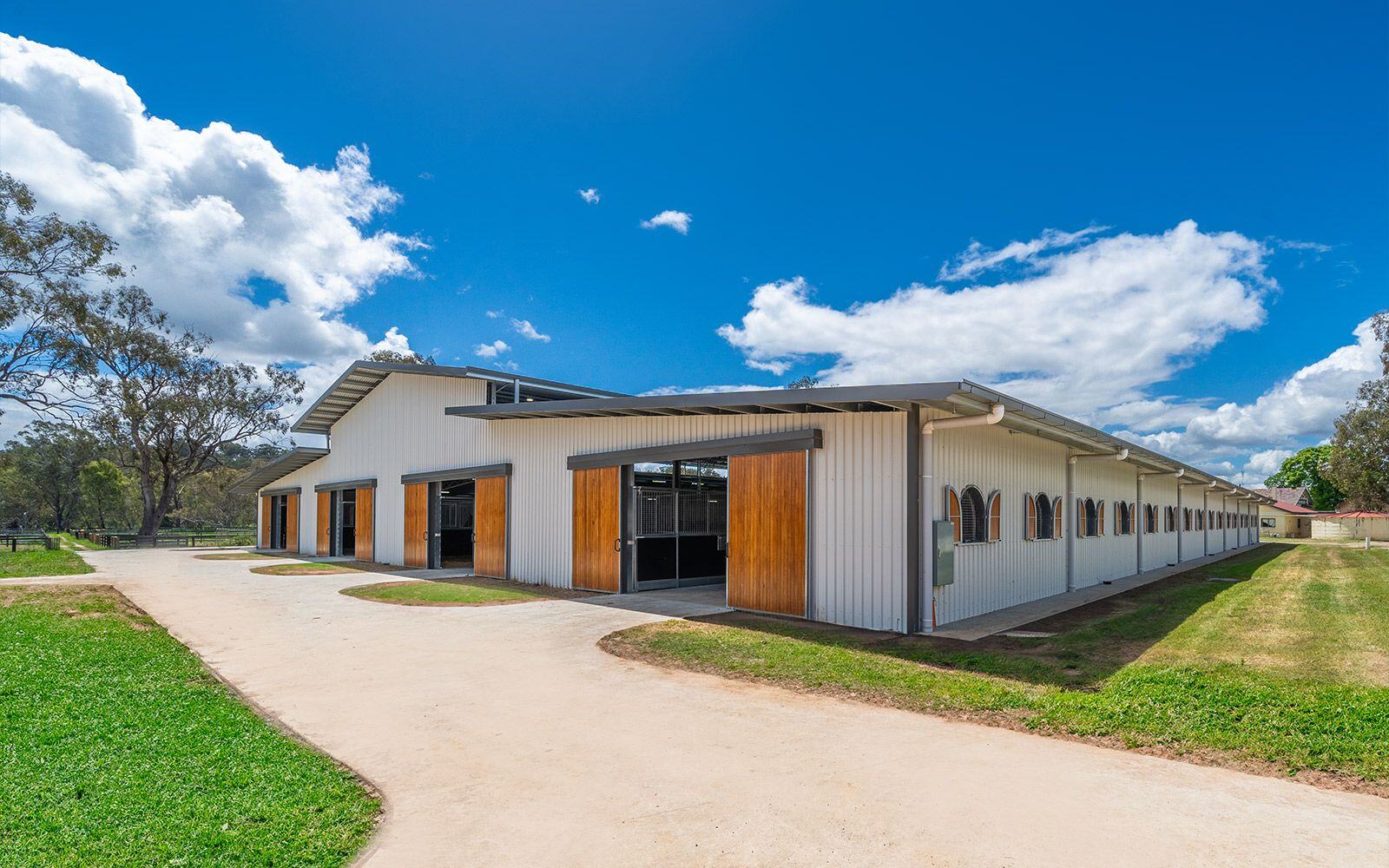 Horse shed shelter