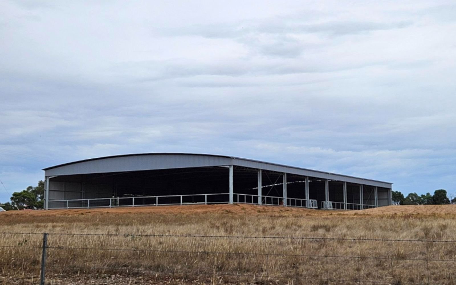 Combined indoor arena and stable complex 03