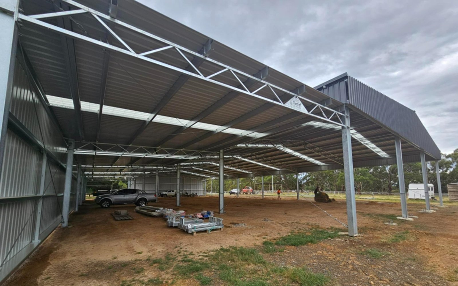 Combined indoor arena and stable complex