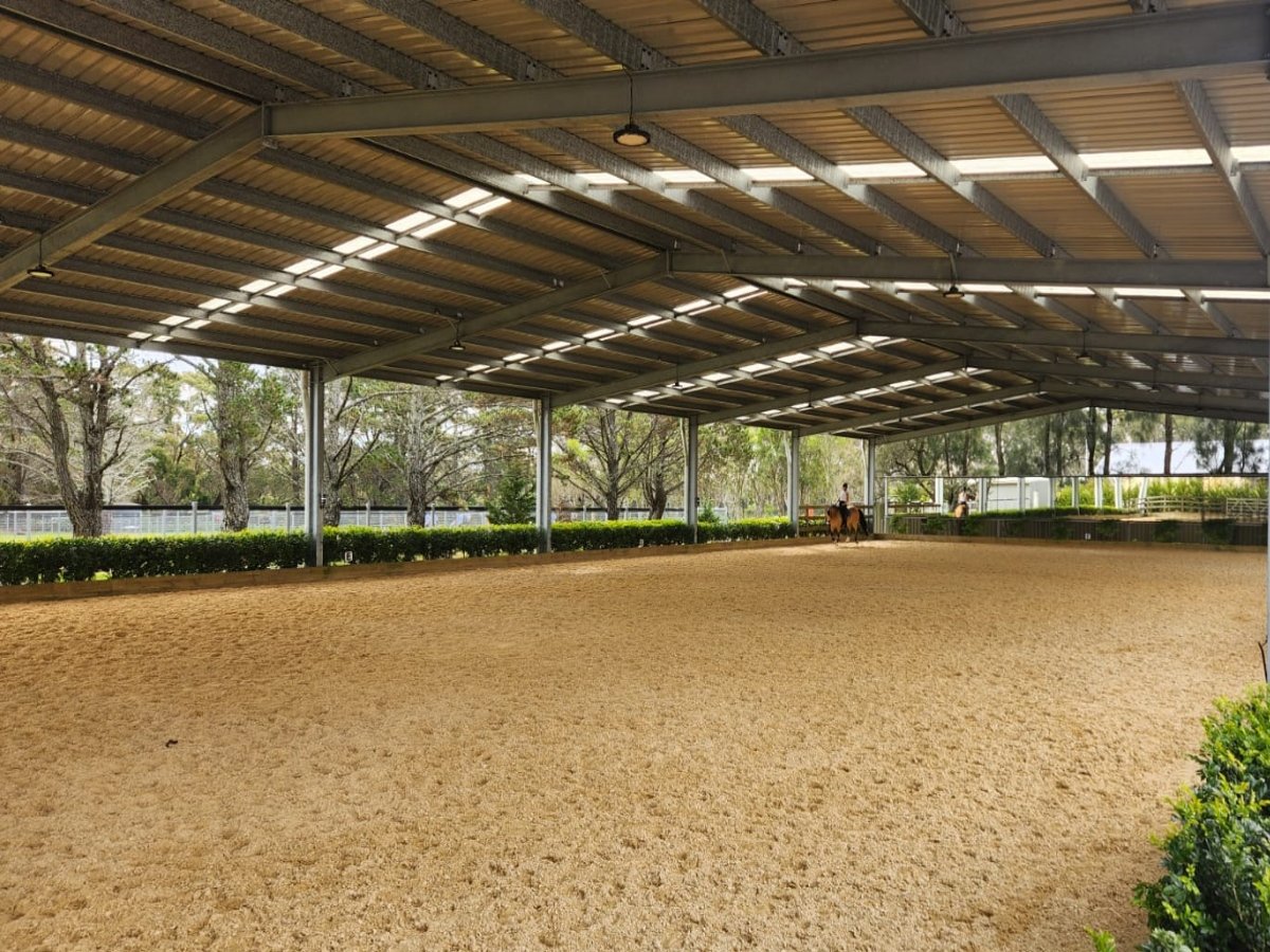 Combined indoor arena and stable complex