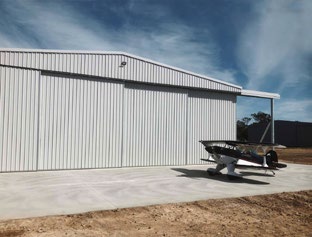 Sliding door outriggers